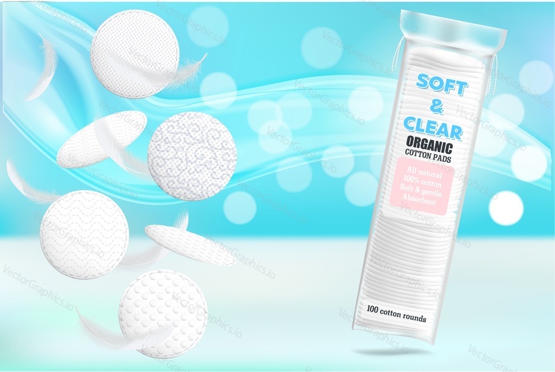 Měkké a čiré organické kosmetické bavlněné podložky reklamy. Vektorové realistické bílé kulaté make-up odstranění disků, létající peří a kopírování prostoru.