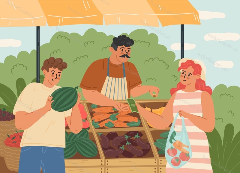 Семейная пара, мужчина и женщина, покупают фермерские продукты за наличные на уличном рынке. Традиционная оплата за еду